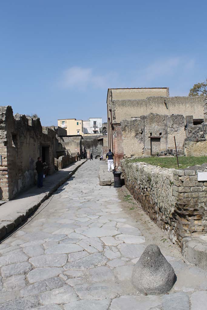 Decumanus Inferiore, Herculaneum. March 2014. Looking west along roadway from junction with Cardo V.  
Foto Annette Haug, ERC Grant 681269 DÉCOR


