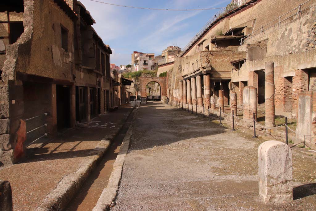 Decumanus Maximus, Herculaneum. October 2020. Looking west from east end. Photo courtesy of Klaus Heese.