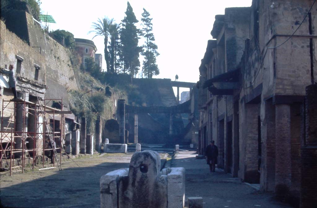 Decumanus Maximus, Herculaneum. 4th December 1971. Looking east from near fountain on south side of roadway.
Photo courtesy of Rick Bauer, from Dr George Fay’s slides collection.
