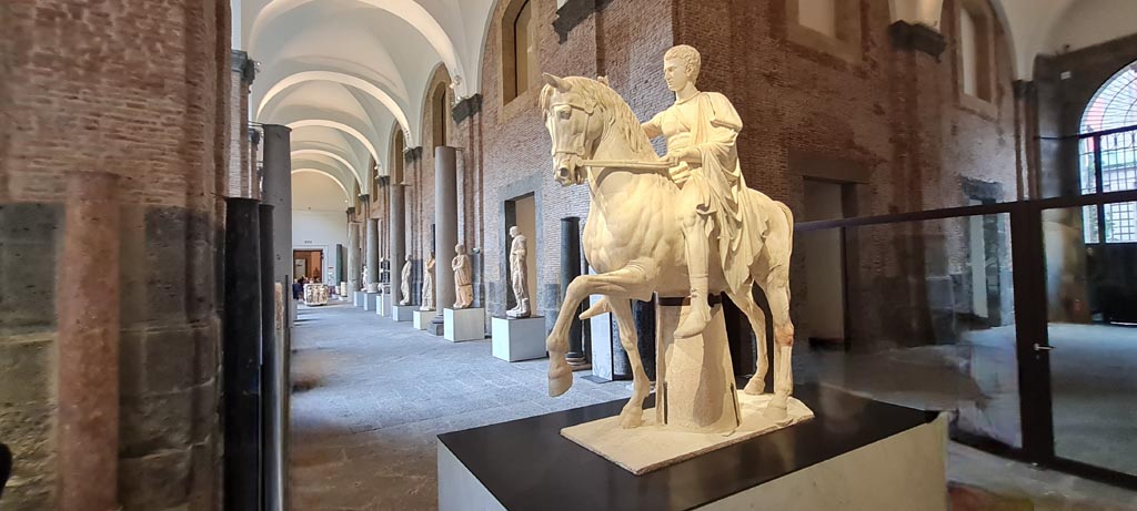 Herculaneum, public area.  April 2023. 
White marble statue of Marcus Nonius Balbus, second side view, on display in “Campania Romana” gallery of Naples Archaeological Museum, inv. 6014.
Photo courtesy of Giuseppe Ciaramella.

