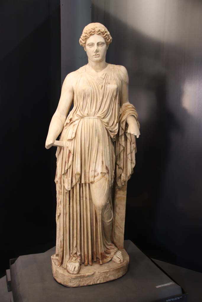 Villa dei Papiri, Herculaneum. October 2020. 
Statue of Peplophoros/Demeter found in area of collapsed “monumental structure”.
Now in Antiquarium. Herculaneum inventory number 81595. Photo courtesy of Klaus Heese.
