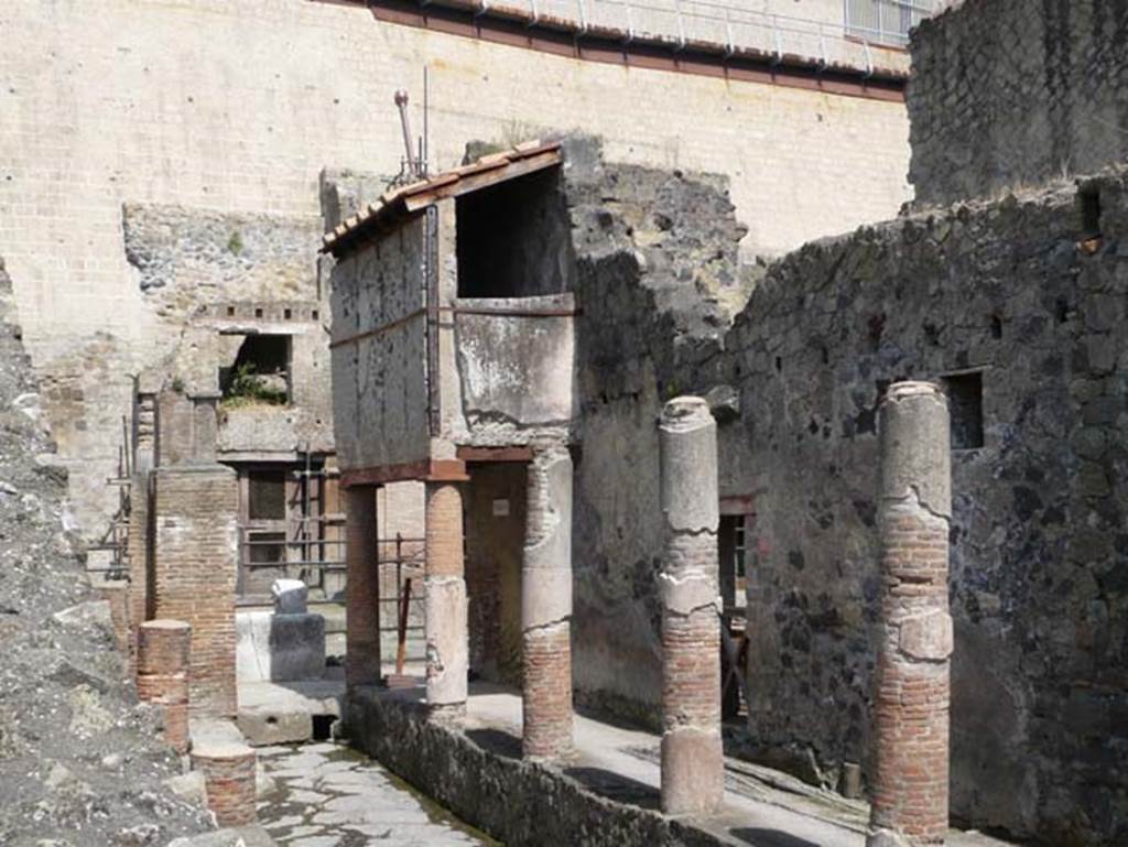 Water tower, fountain and drainage, Herculaneum. May 2009. Looking north from Cardo IV Superiore to Decumanus Maximus.
Photo courtesy of Buzz Ferebee.


