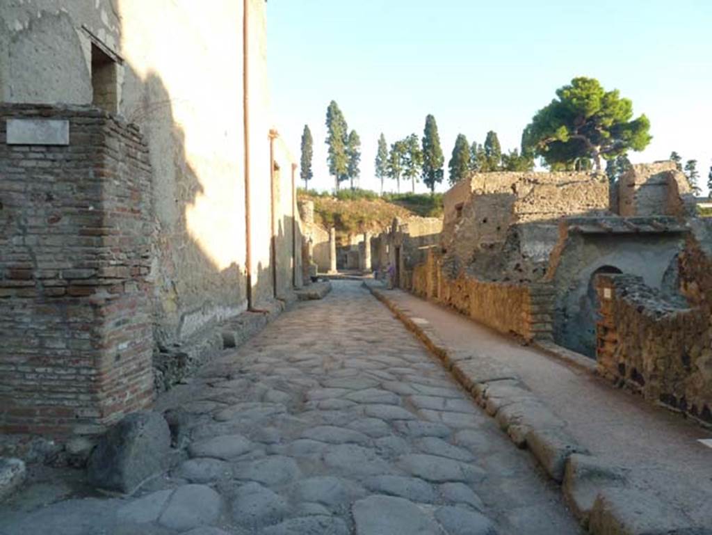 Water tower, Decumanus Inferiore, Herculaneum. September 2015. Looking east from junction with Cardo IV.
Ins. V.1 is on the left, Ins. IV.10 is on the right.
At the end of the roadway, the two columns at the entrance to the Palaestra can be seen on Cardo V at Ins. Orientalis II, 4.
