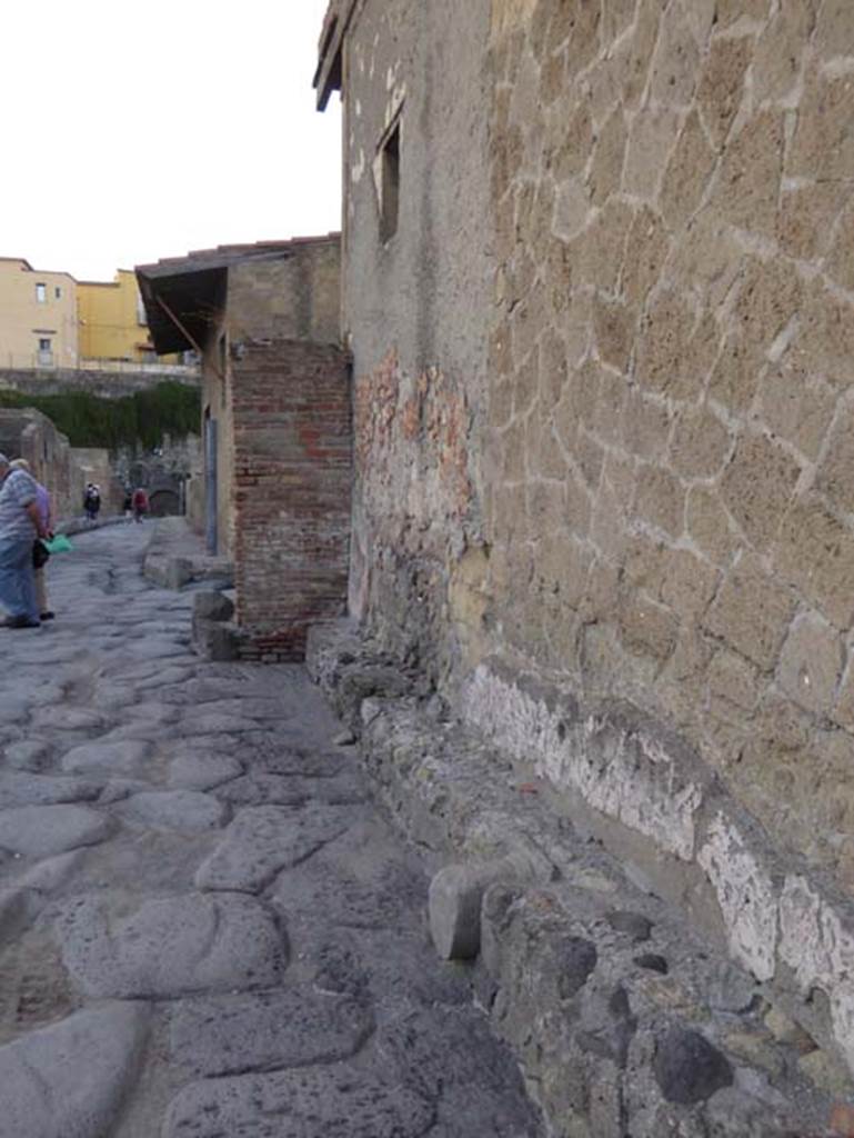 Water tower, Decumanus Inferiore, Herculaneum. September 2015. 
Looking west along façade of V.1, towards remains of water tower, on corner with Cardo IV. 
Photo courtesy of Michael Binns.
