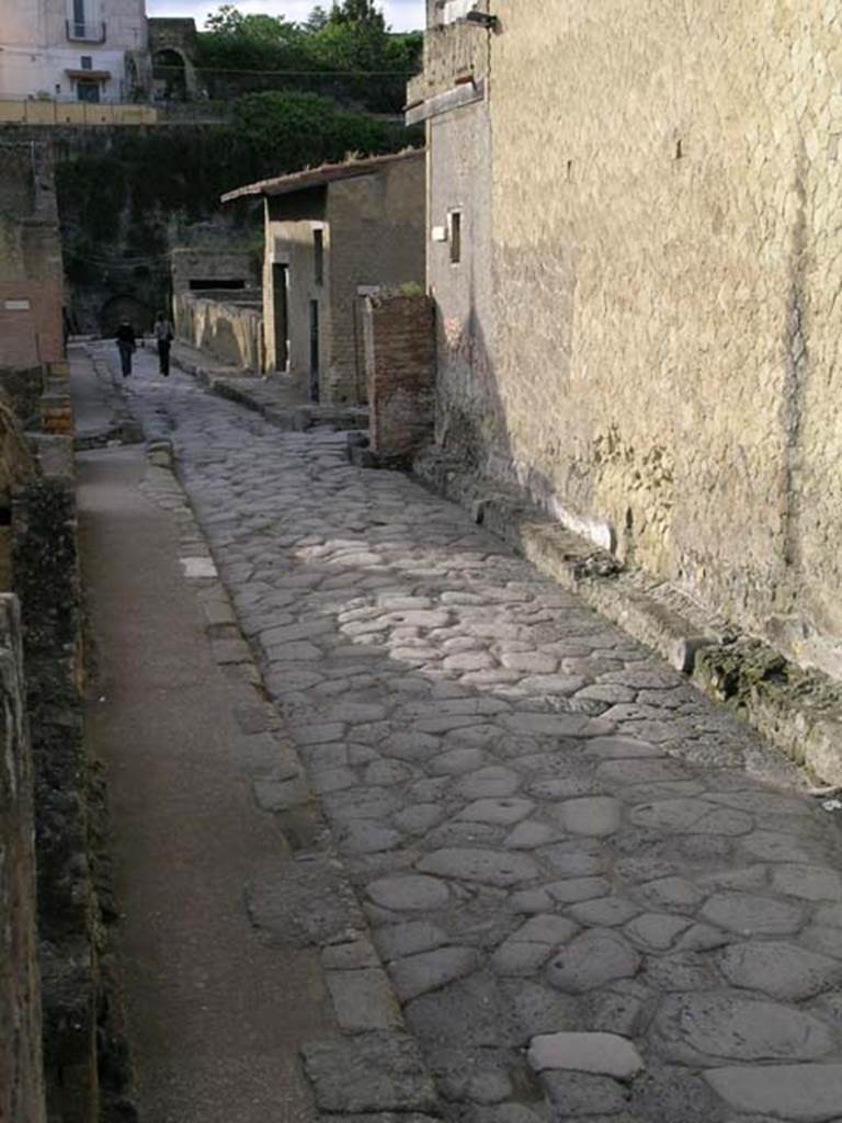 Water tower, Decumanus Inferiore, Herculaneum. May 2004. Looking west towards junction with Cardo IV.
Photo courtesy of Nicolas Monteix.

