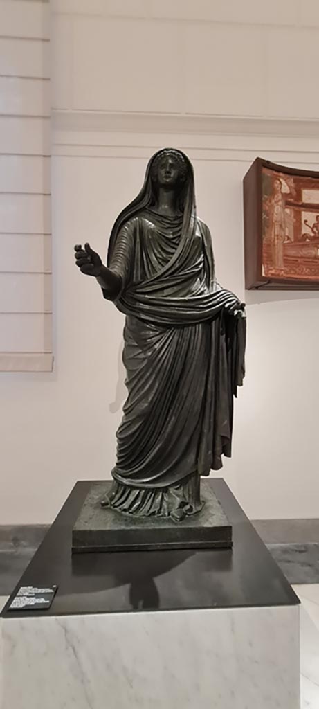 Herculaneum Augusteum. April 2023. 
Bronze statue of Agrippina Minor, inv. 5609.
On display in “Campania Romana” gallery in Naples Archaeological Museum. 
Photo courtesy of Giuseppe Ciaramella.
