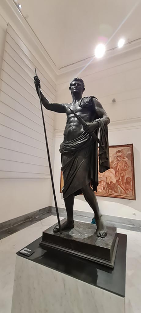 Herculaneum Augusteum. April 2023. 
Bronze statue of Augustus, inv. 5595. Photo courtesy of Giuseppe Ciaramella.
