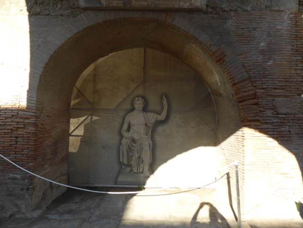 Herculaneum, September 2015. Floor under four-sided arch leading to east side of Augusteum