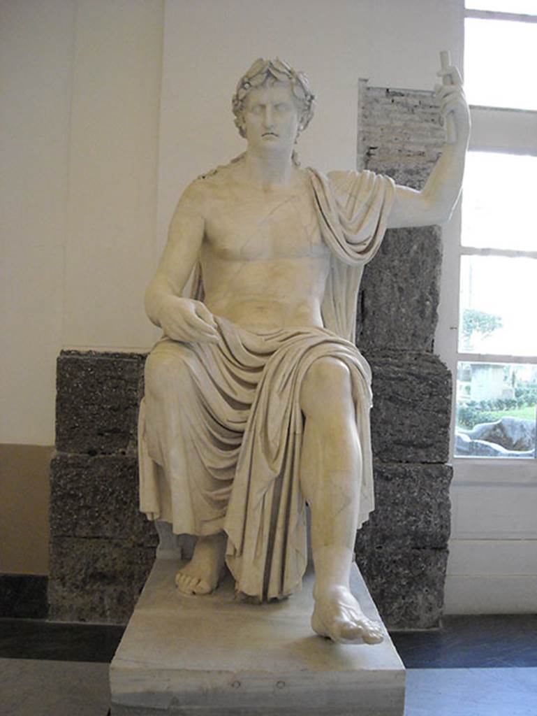 Herculaneum Augusteum. Square exedra. Statue of a seated Augustus depicted as Jupiter Optimus Maximus.
Now in Naples Archaeological Museum. Inventory number 6040.
