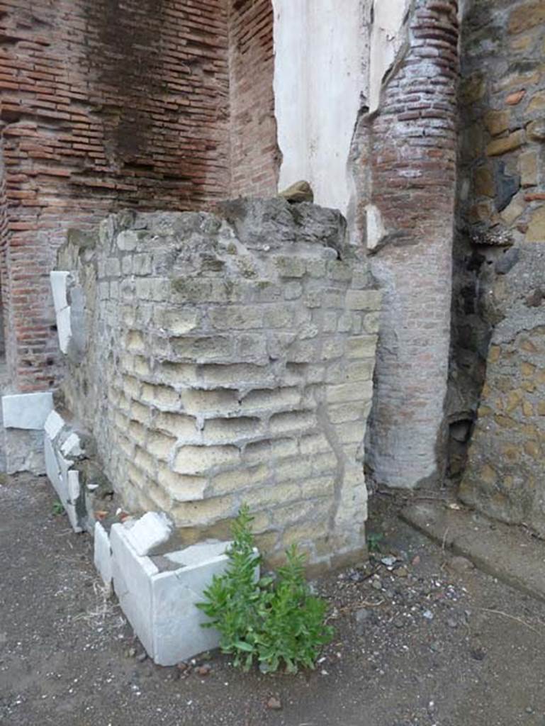 Herculaneum, September 2015. Statue base on north-east side of arch, looking west.