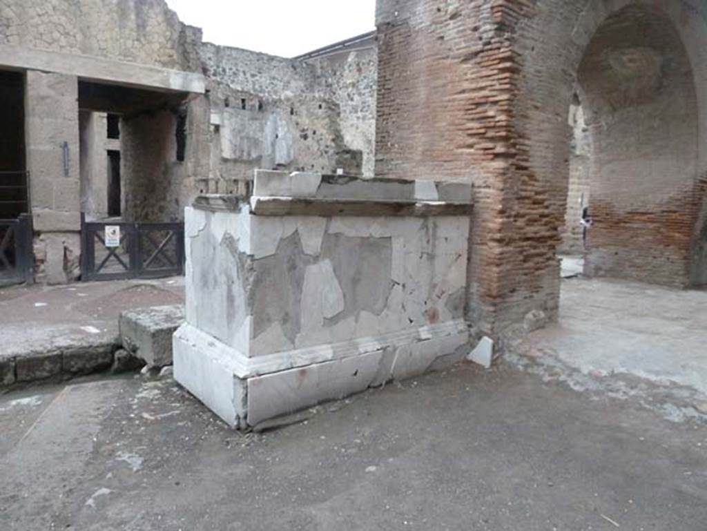 Herculaneum, September 2015. Looking towards second statue base on south-east side of arch.