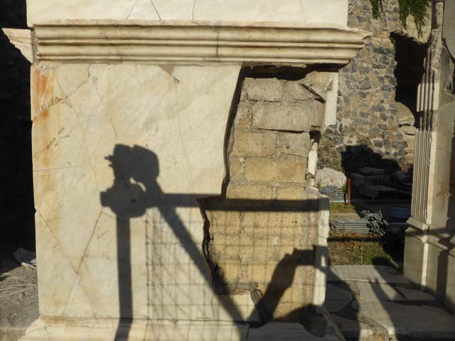 Herculaneum, September 2015. Detail of statue base. 