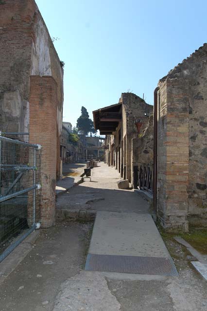 Herculaneum, September 2015. Looking north-east towards the west side of four-sided arch.