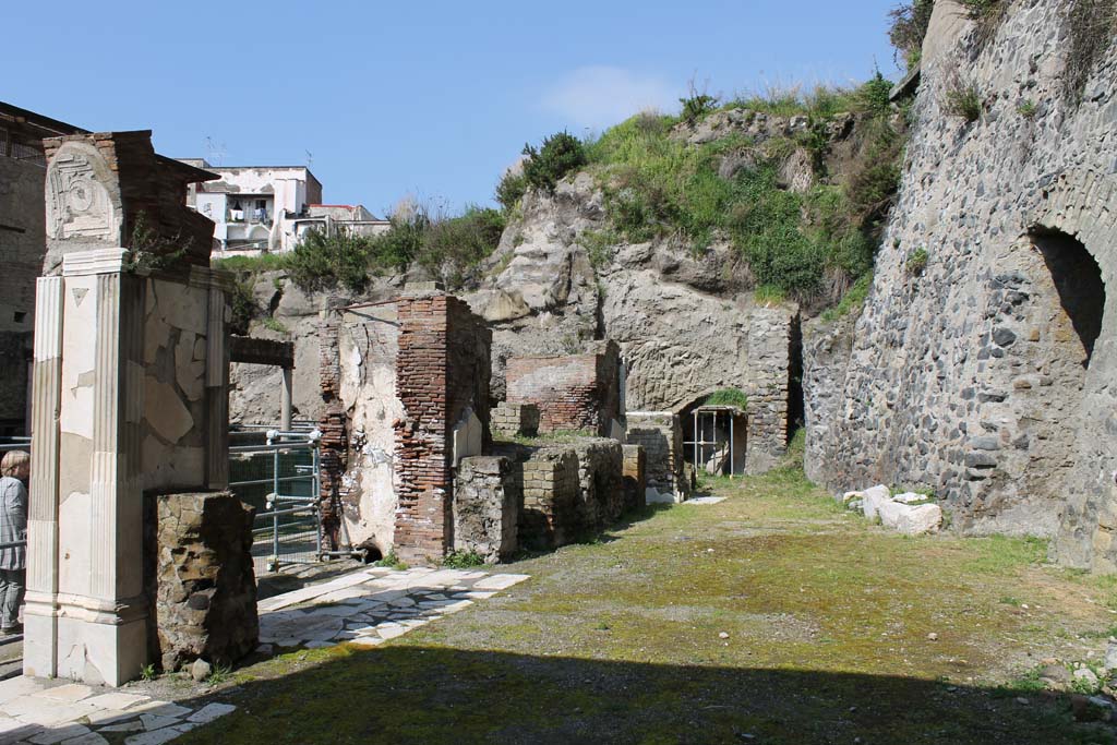 Herculaneum, April 2007. Looking north towards the west side of the four-sided arch.
Photo courtesy of Nicolas Monteix.
