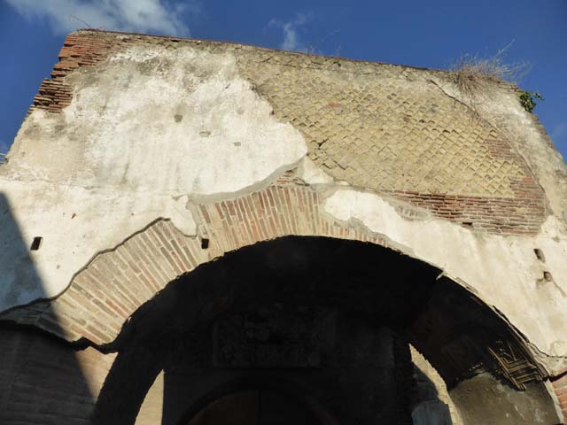 Herculaneum. August 2013. East side of vaulted ceiling of arch. Photo courtesy of Buzz Ferebee.
