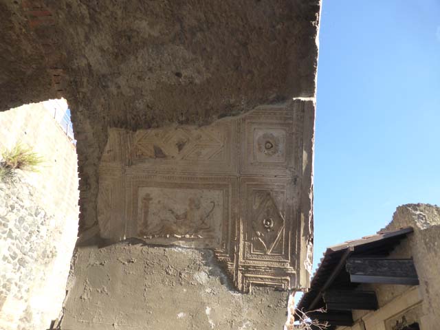Herculaneum, September 2017. Decorative stucco-work on east side of vaulted ceiling of arch. 
Photo courtesy of Klaus Heese.
