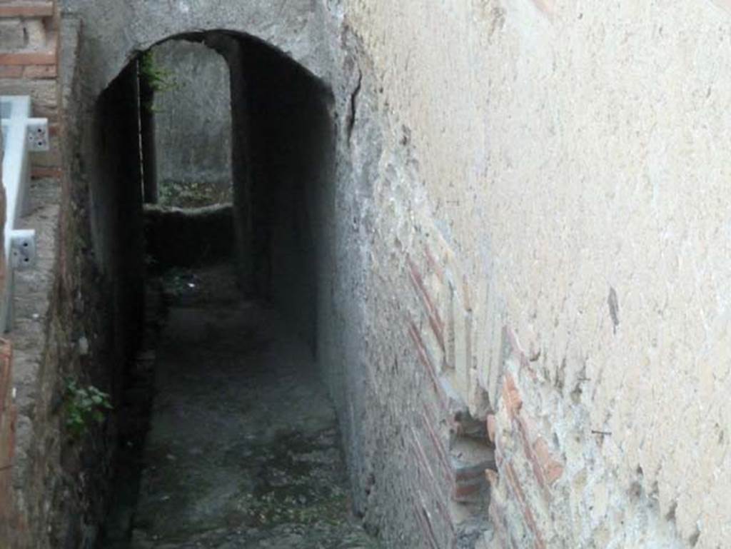 Herculaneum, September 2015. Looking south along ramp, on east side of Casa di Aristide.