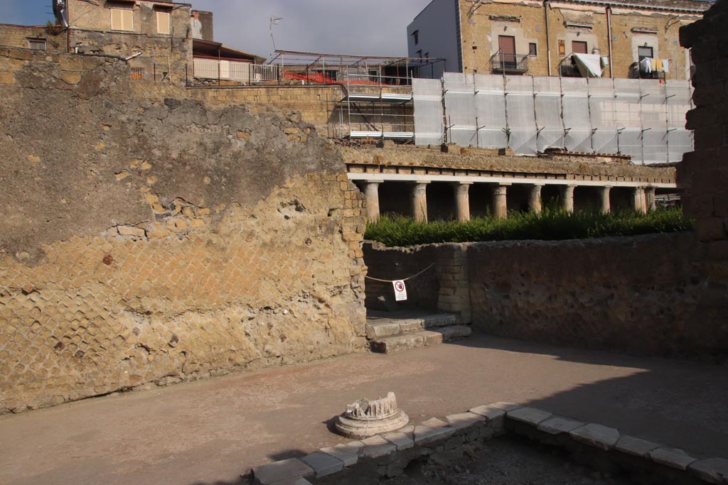 II.1 Herculaneum, September 2015.  Steps to corridor in north-west corner of atrium. 