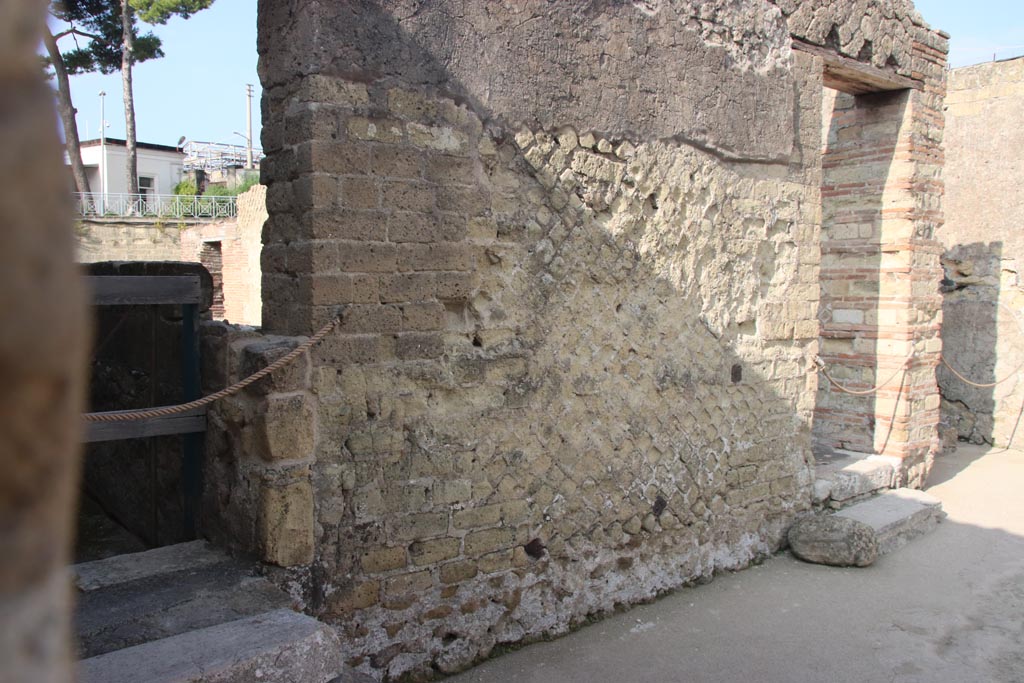II.1 Herculaneum, September 2015. Steps and corridor on south-west side of atrium.