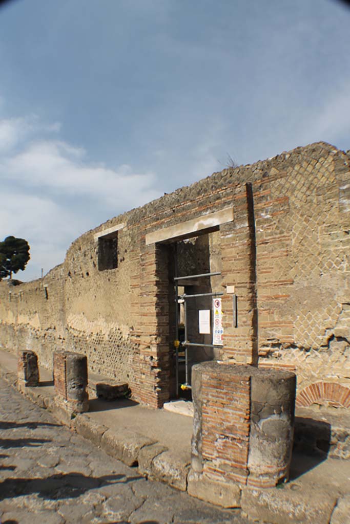 II.2 Herculaneum. March 2019. Looking towards entrance doorway on west side of Cardo III. 
Foto Annette Haug, ERC Grant 681269 DÉCOR.
