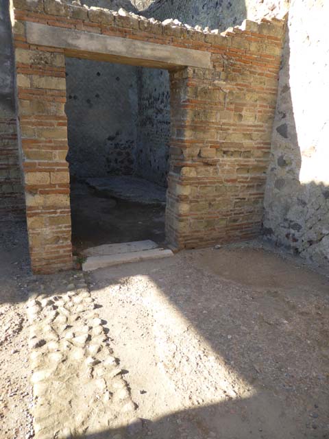 II.2 Herculaneum, September 2015. Looking west from entrance doorway.