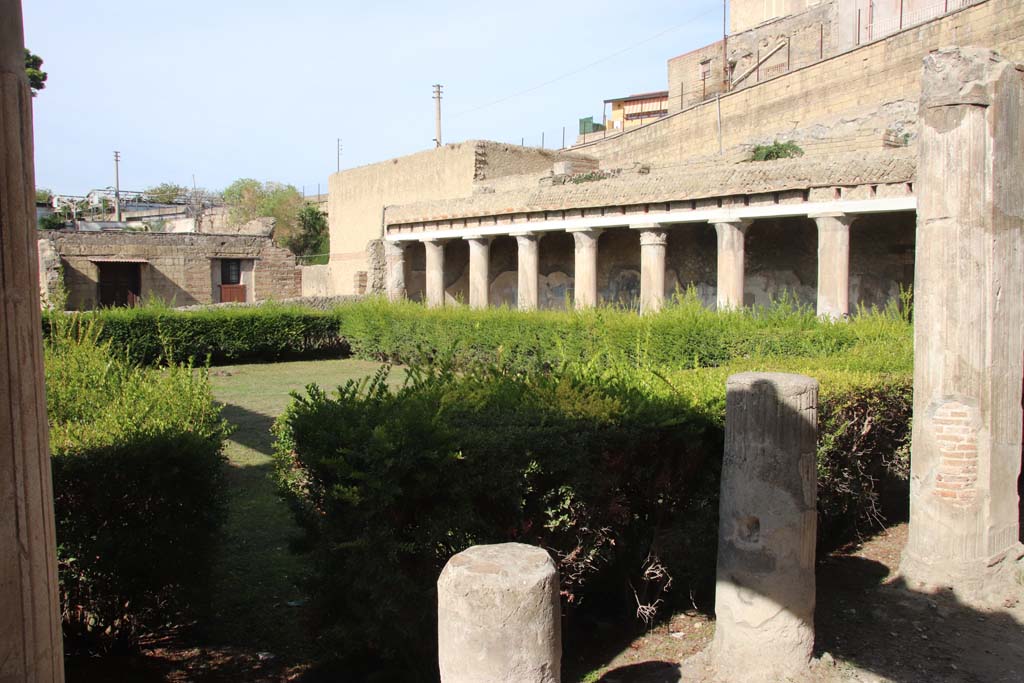 II.2 Herculaneum, September 2017. Looking south-west across peristyle, from north portico. 
 Photo courtesy of Klaus Heese.
