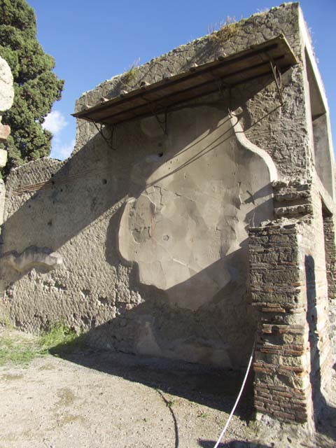 II.2 Herculaneum, September 2015. Remaining painted plaster on east wall. 

 
