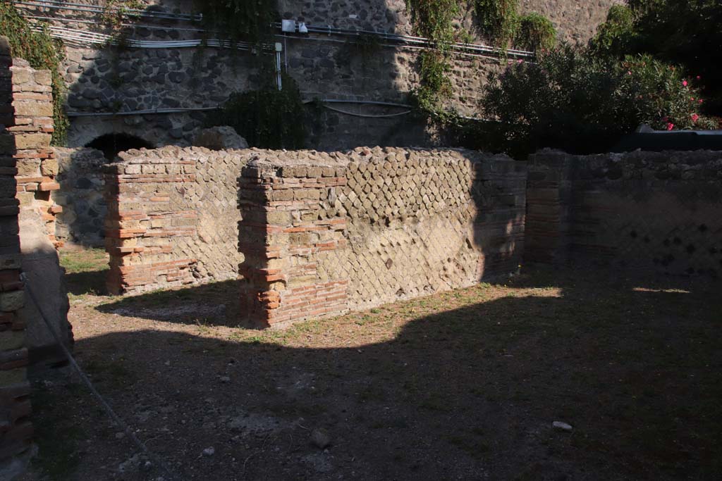 II.2 Herculaneum, September 2015. Doorway in west wall of exedra, looking west.