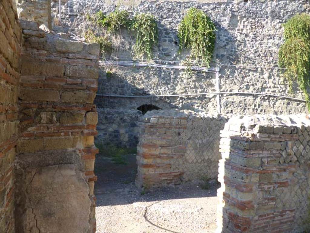 II.2 Herculaneum, September 2015. Doorway in west wall of exedra, looking west.