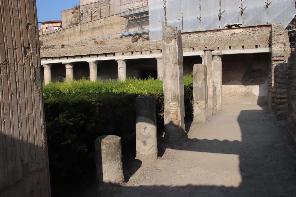 II.2 Herculaneum, October 2023. Looking west along north portico. Photo courtesy of Klaus Heese.
According to Naples Archaeological Museum, there is a fragment of painted plaster with scratched letters, inv. 4698, on display.
This was found on one of the corner columns of the peristyle.
The fragment showed a list of Greek and Latin names, possibly slaves. They are mostly common names in the Roman world.
(Frammento di intonaco dipinto, lettere graffite, inv. 4698, da una delle colonne angolari del peristilio.
Lista di nomi, greci e latini, forse di schiavi, per lo più ben noti nell’onomastica romana.)
