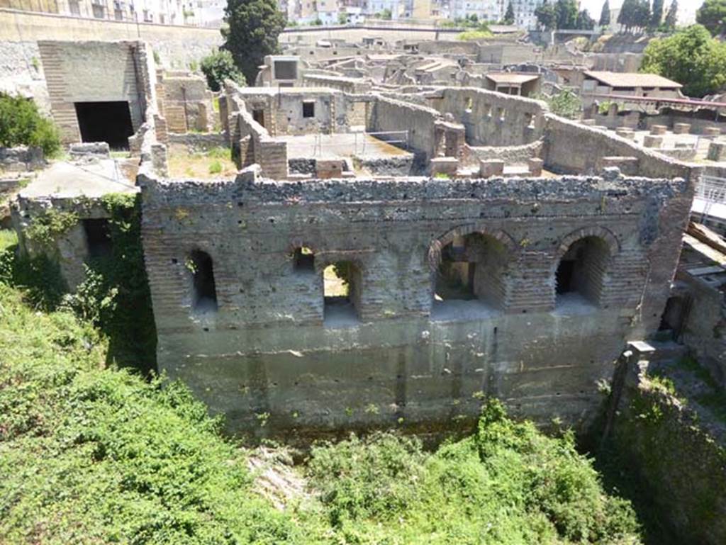 II.2, Herculaneum, June 2017. Looking north towards panoramic terrace on south side of large salon, on left.  On the right is the rear and lower rooms of II.1.
Photo courtesy of Michael Binns.
