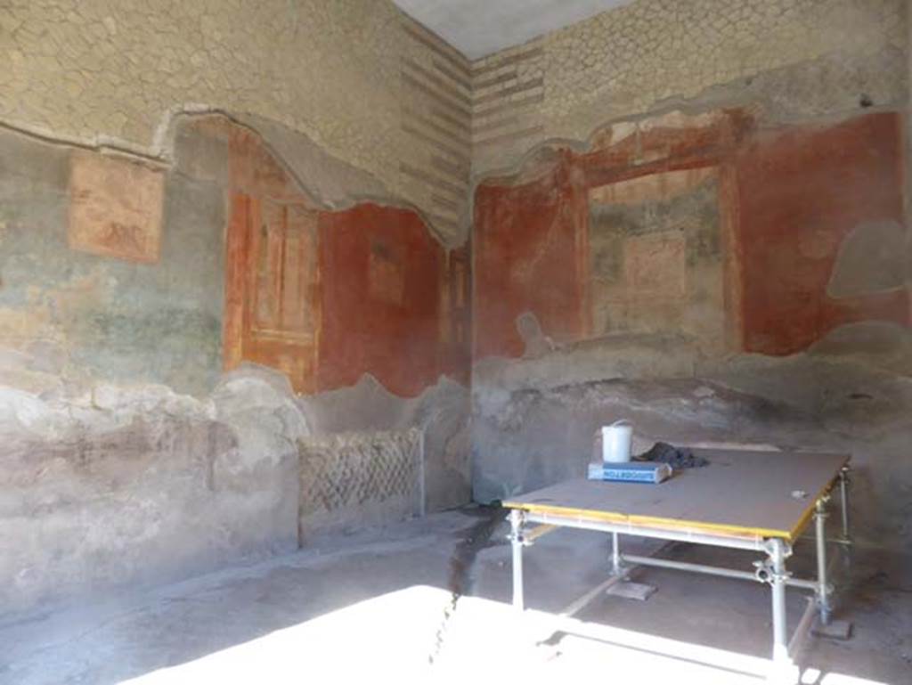 II.2 Herculaneum, September 2015. North-west corner of large salon. 