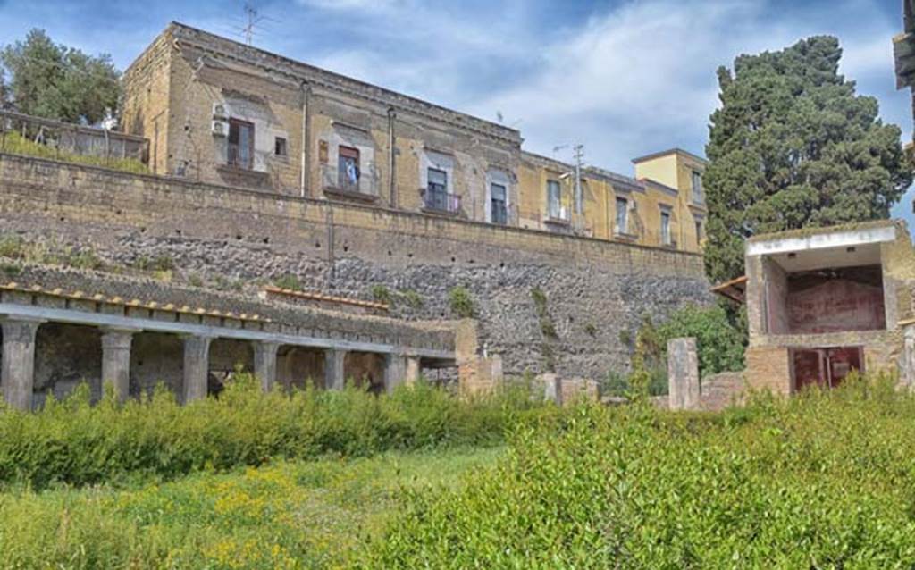 II.2, Herculaneum, April 2018. Looking north across peristyle from south end of east portico.
Photo courtesy of Ian Lycett-King. Use is subject to Creative Commons Attribution-NonCommercial License v.4 International.
