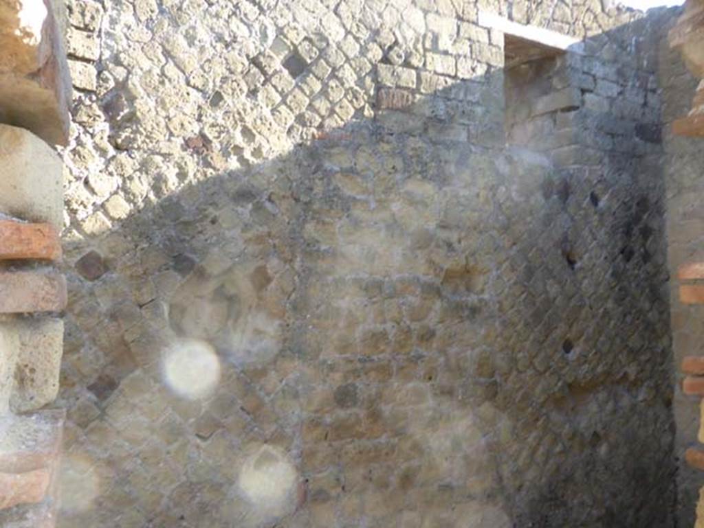 II.2 Herculaneum, September 2015. One of five small rooms located on the east side of the peristyle probably used as a repository. 