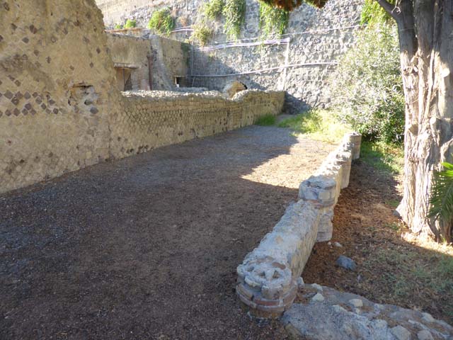 II.3 Herculaneum, September 2015. Looking west along south portico.