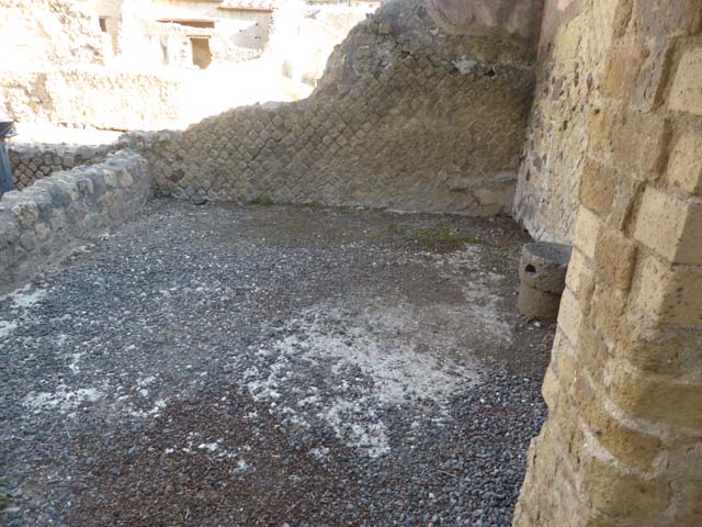 II.3 Herculaneum, September 2015. Looking east into room from south portico.