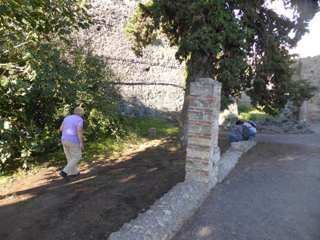 II.3 Herculaneum, September 2015. Looking north-west across peristyle, from south portico.

