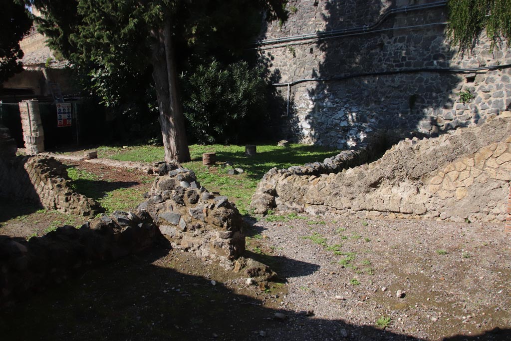 II.4 Herculaneum, September 2015. Remains of rooms on south side of shop. The upper part of the photo belongs to II.3

