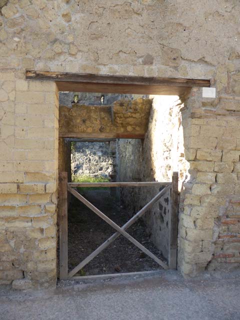 II.5 Herculaneum, September 2015. Entrance doorway.