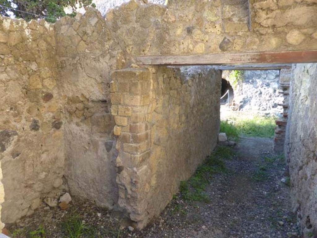 II.5 Herculaneum, September 2015. Looking east in atrium towards entrance corridor.
In the upper area, holes for the support beams for the upper floor can be seen. 

