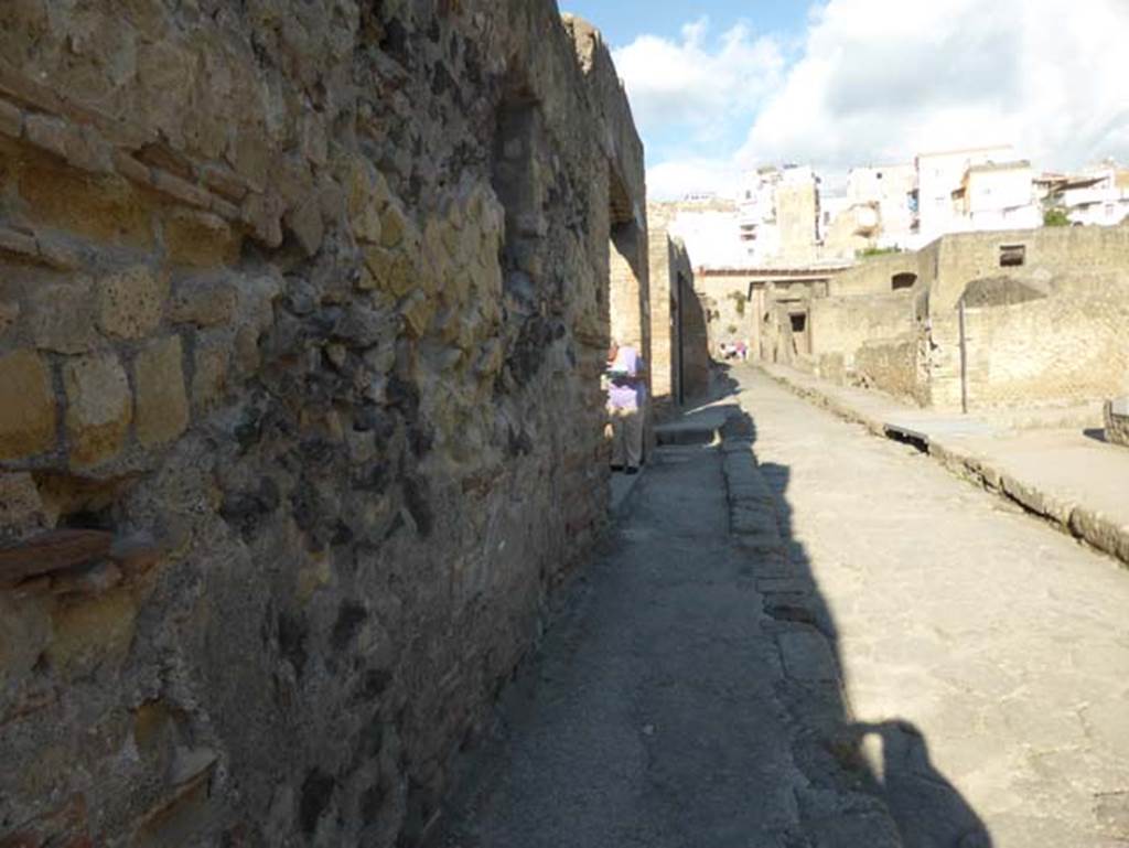 II.6 Herculaneum, September 2015. Looking north towards doorway on west side of Cardo III Inferiore. 
