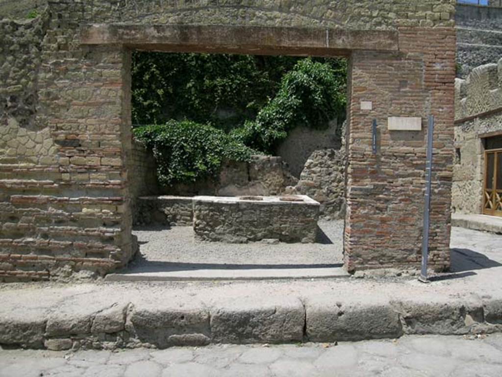 II.6 Herculaneum, May 2006. Looking west to entrance doorway. Photo courtesy of Nicolas Monteix.

