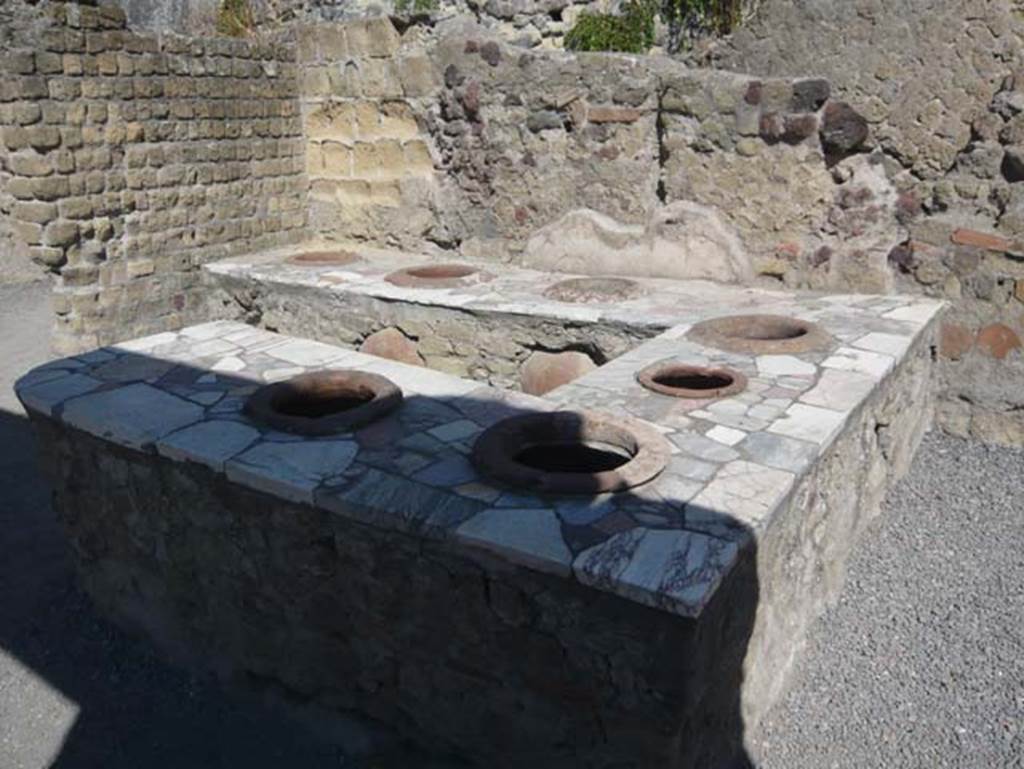 II.6 Herculaneum, September 2015. Remains in south-east corner, south of entrance doorway.