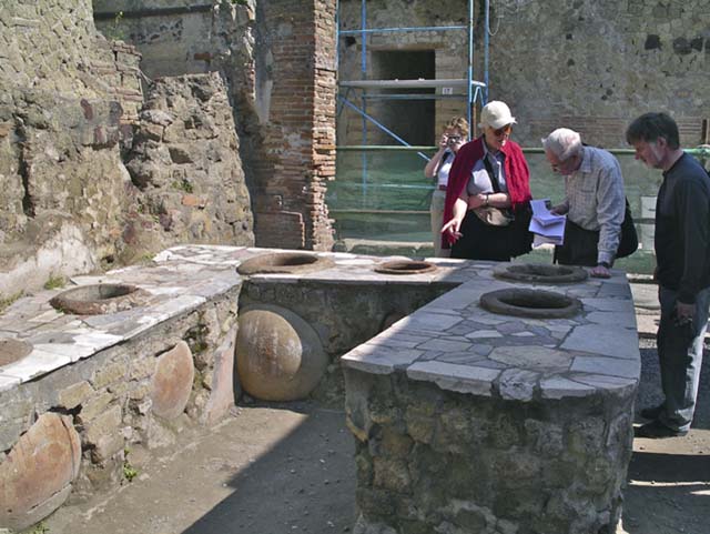 ll.6/7 Herculaneum, April 2005. Looking north from rear of counter. Photo courtesy of Michael Binns.