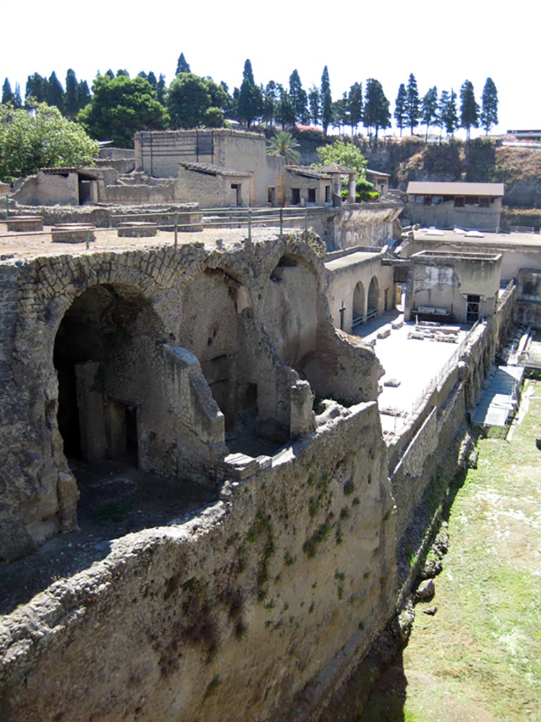 III.1/2/18/19, Herculaneum, April 2018. Looking north from access roadway towards upper and lower rooms, on left. Photo courtesy of Ian Lycett-King. Use is subject to Creative Commons Attribution-NonCommercial License v.4 International.
