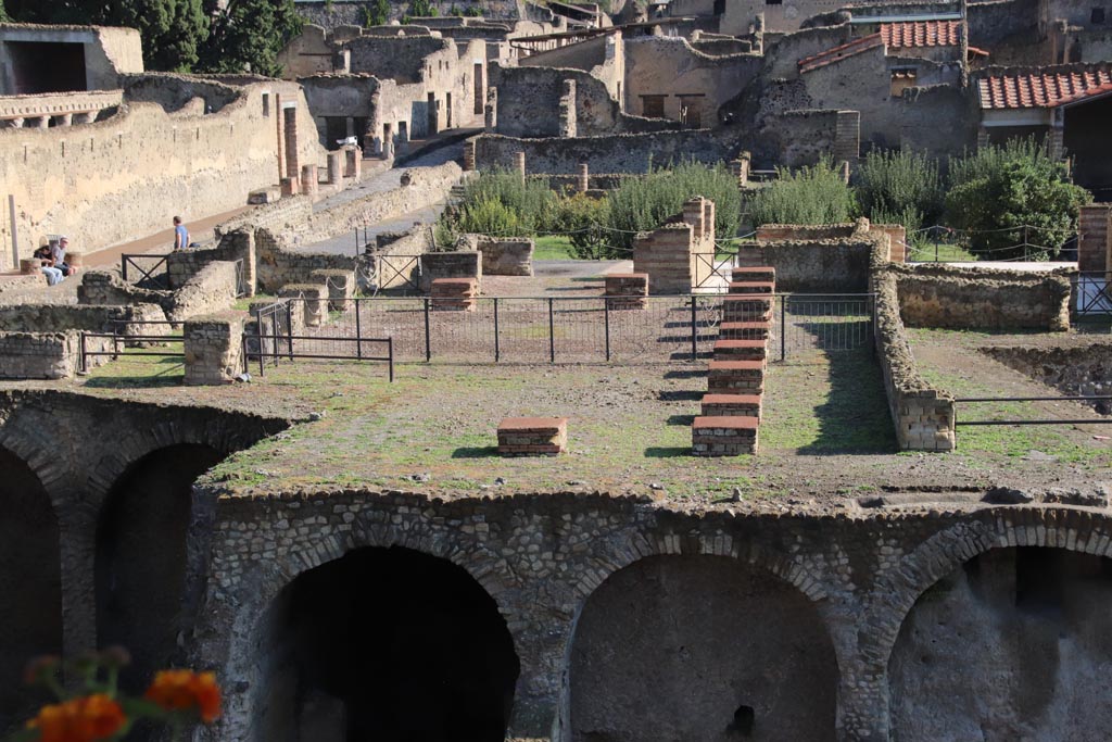 III.1 Herculaneum, September 2015. 
Room 31 peristyle, looking towards south-east corner of south portico, and entrance doorway with mosaic threshold into room 23.
