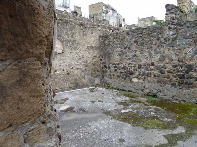 III.3 Herculaneum. May 2010. Looking north in triclinium with two doorways, in north-west corner of atrium