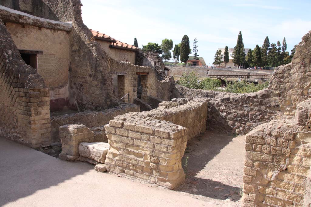 III.3 Herculaneum. September 2019. Looking across atrium towards rooms on the south side.
The doorway with the white stone would have contained the steps to the upper floor. Photo courtesy of Klaus Heese.
