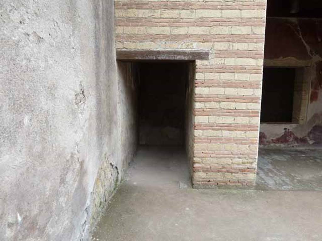 III.3 Herculaneum. May 2010. Doorway to small room on north side of tablinum.