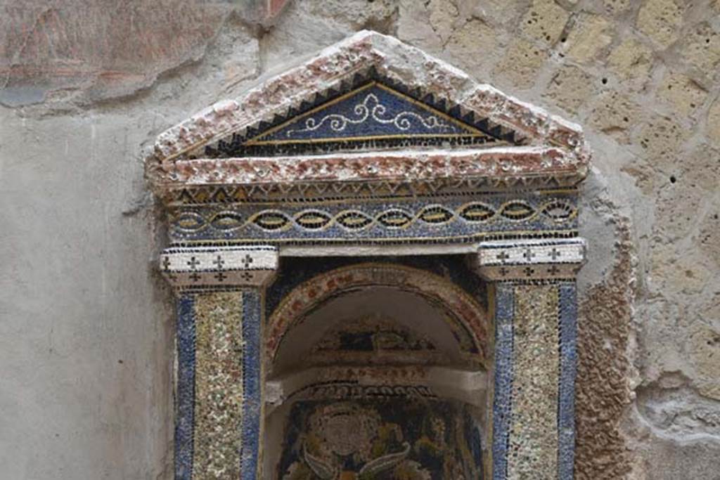 III,3 Herculaneum, April 2018. Detail of mosaic and shell-trimmed aedicula. Photo courtesy of Ian Lycett-King.  Use is subject to Creative Commons Attribution-NonCommercial License v.4 International.
